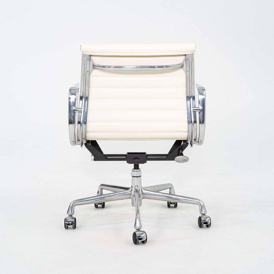 2008 Herman Miller Eames Aluminium Management-Schreibtischstuhl aus cremefarbenem Leder im Angebot 4