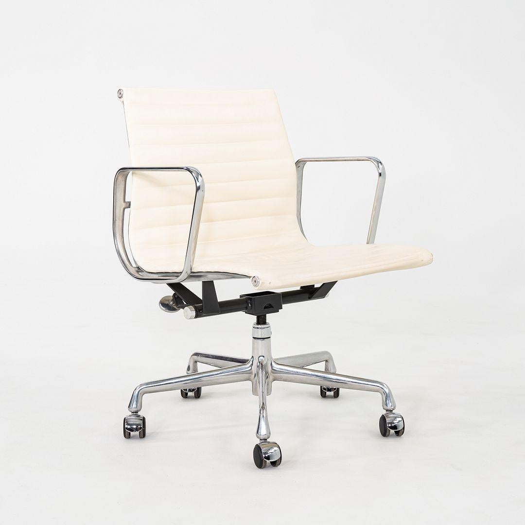 2008 Herman Miller Eames Aluminium Management-Schreibtischstuhl aus cremefarbenem Leder im Angebot 5