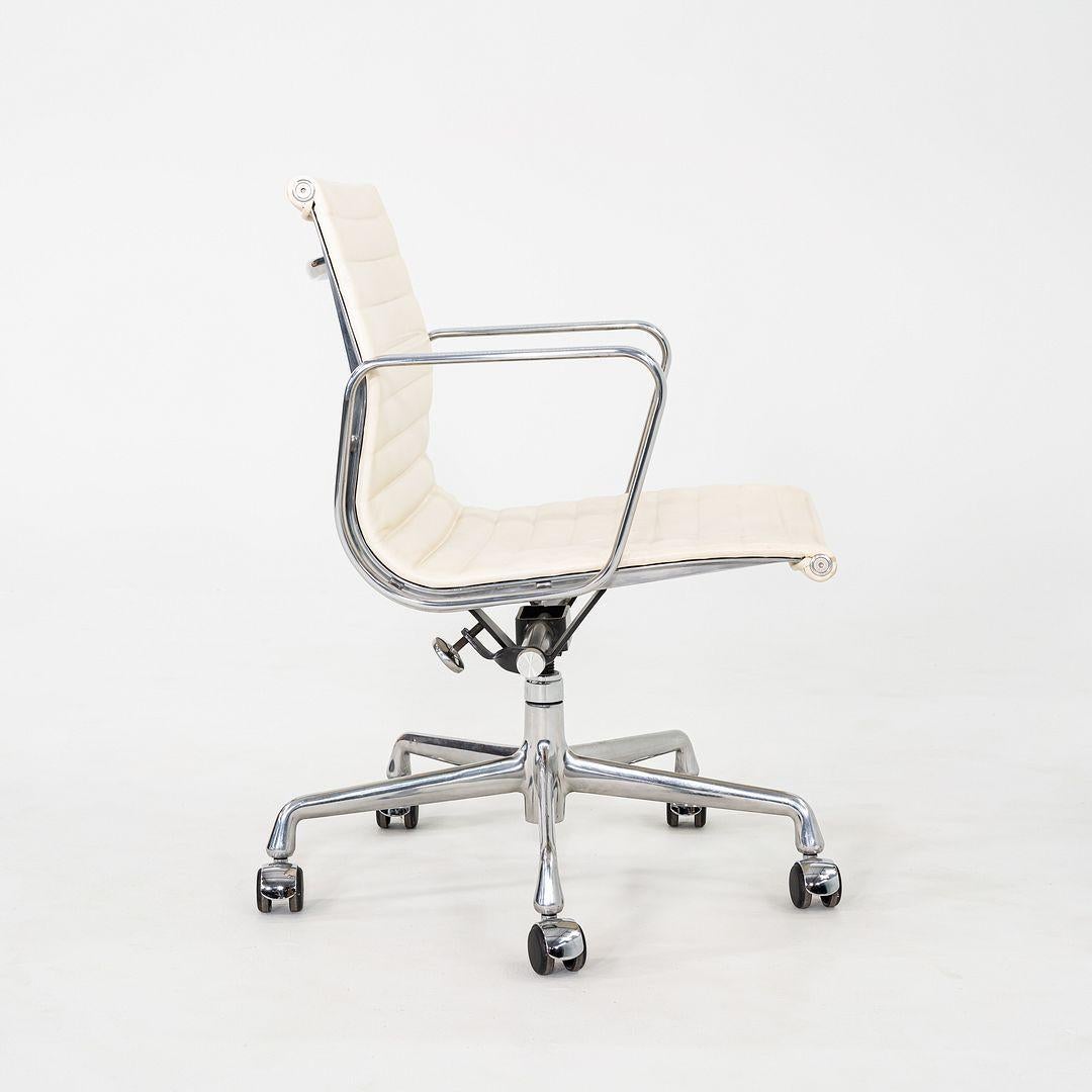 2008 Herman Miller Eames Aluminium Management-Schreibtischstuhl aus cremefarbenem Leder im Angebot 6