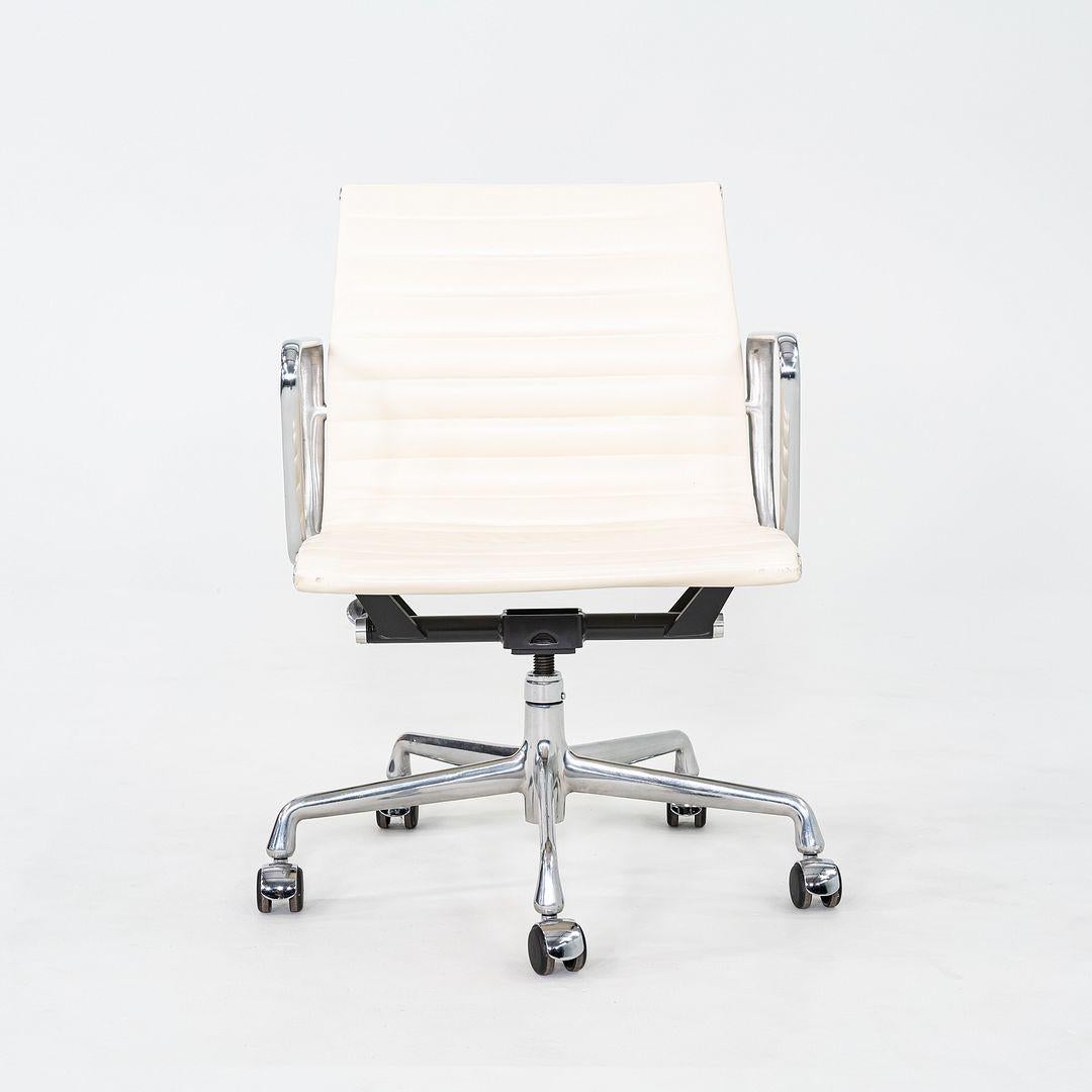 Es handelt sich um die Eames Aluminum Group Management Desk Chairs, Modell EA335, die ursprünglich von Charles und Ray Eames für Herman Miller im Jahr 1958 entworfen wurden. Diese Beispiele stammen aus dem Jahr 2008. Das Design besteht aus einem