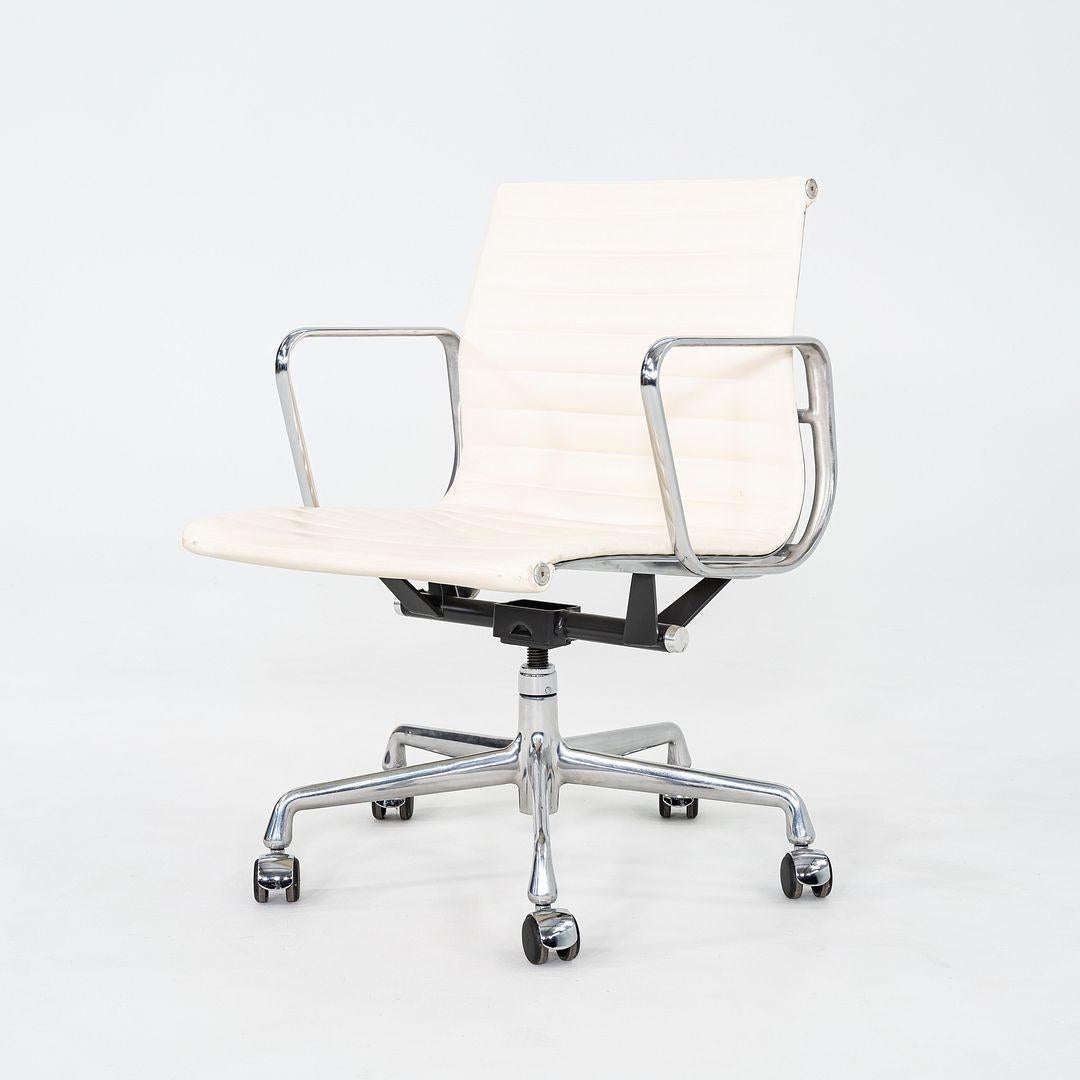 2008 Herman Miller Eames Aluminium Management-Schreibtischstuhl aus cremefarbenem Leder (Moderne) im Angebot