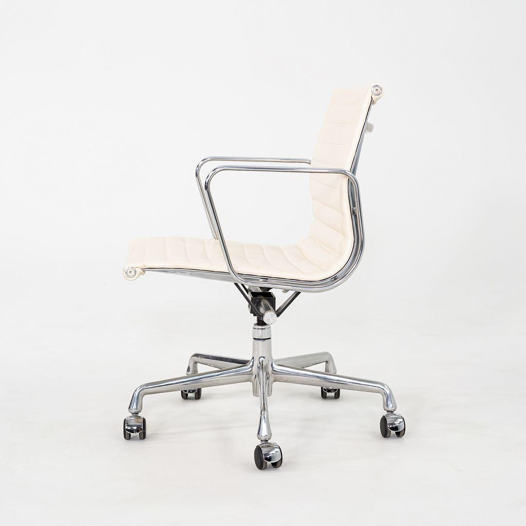 2008 Herman Miller Eames Aluminium Management-Schreibtischstuhl aus cremefarbenem Leder (amerikanisch) im Angebot