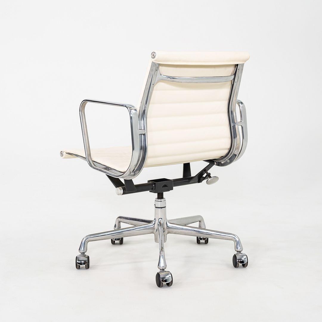 2008 Herman Miller Eames Aluminium Management-Schreibtischstuhl aus cremefarbenem Leder im Zustand „Gut“ im Angebot in Philadelphia, PA