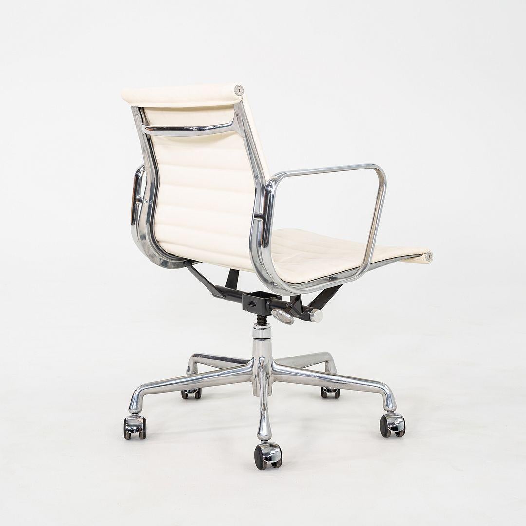 2008 Herman Miller Eames Aluminium Management-Schreibtischstuhl aus cremefarbenem Leder (21. Jahrhundert und zeitgenössisch) im Angebot