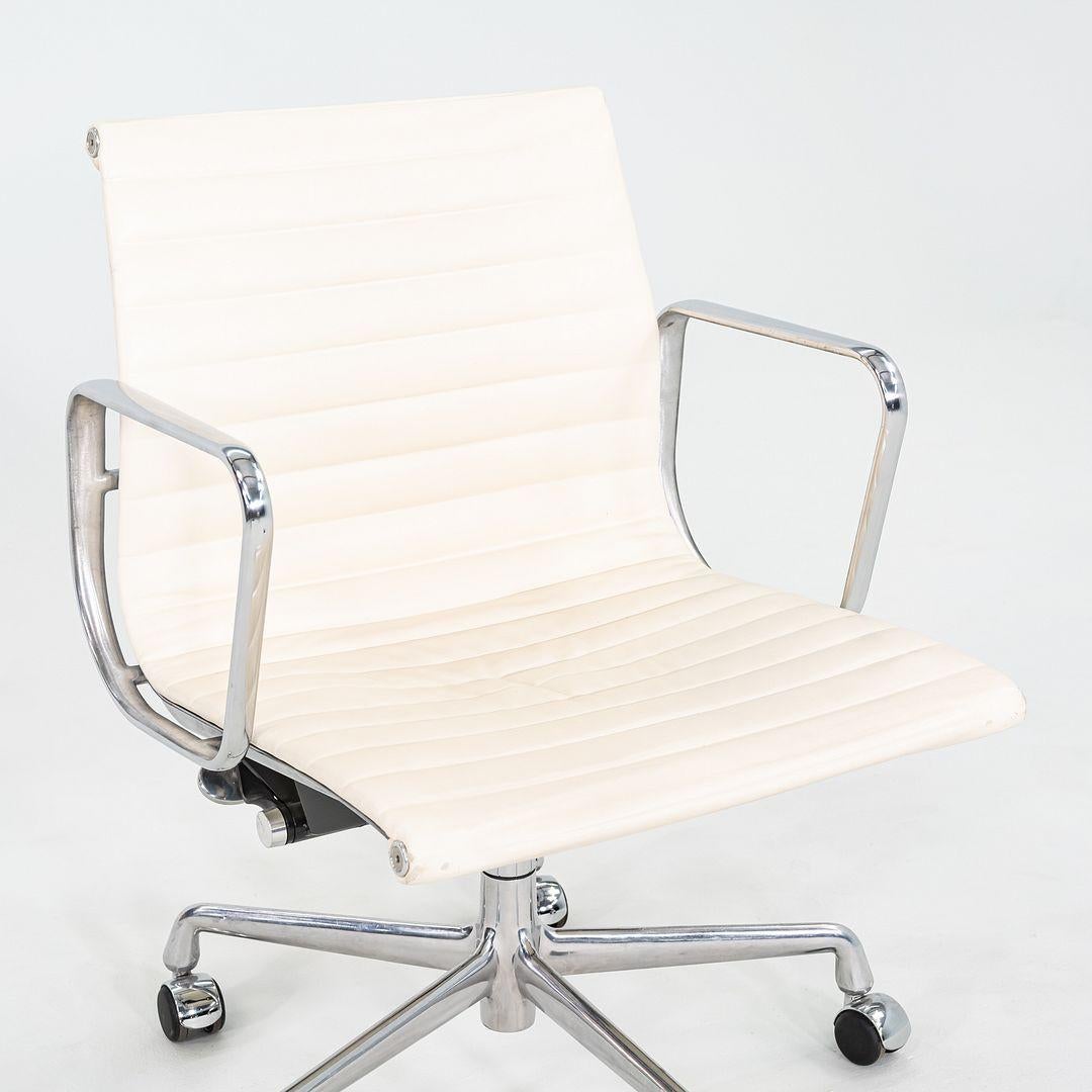 2008 Herman Miller Eames Aluminium Management-Schreibtischstuhl aus cremefarbenem Leder im Angebot 1
