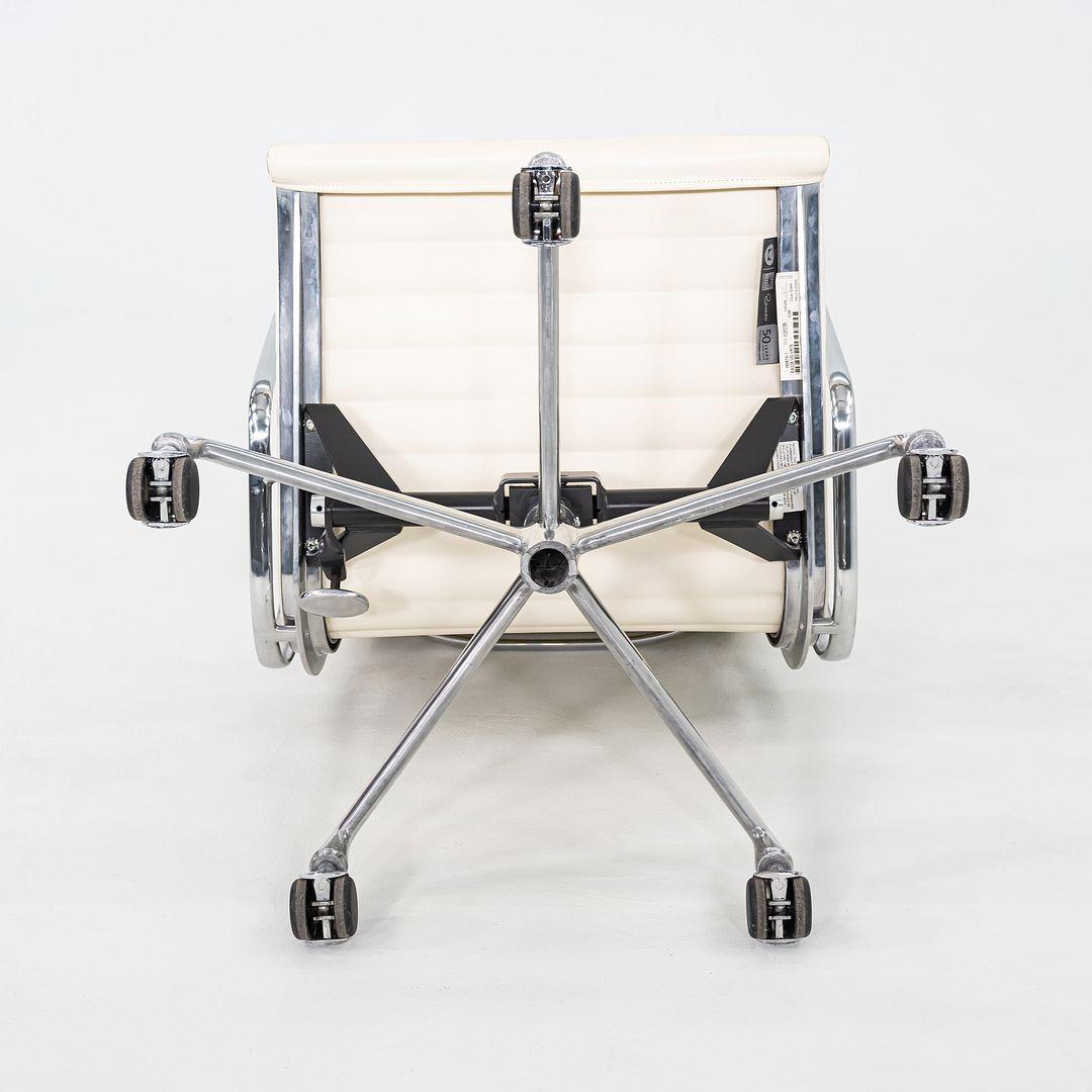 2008 Herman Miller Eames Aluminium Management-Schreibtischstuhl aus cremefarbenem Leder im Angebot 2