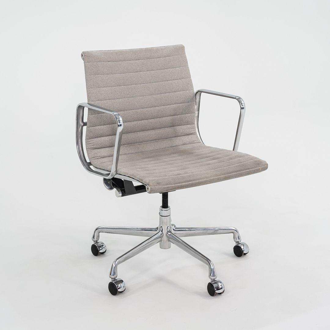 2008 Herman Miller Eames Aluminum Management Desk Chair in tessuto di feltro maculato in vendita 3