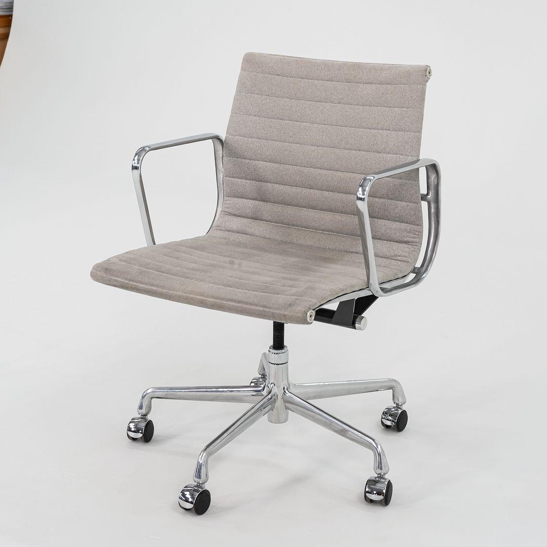 2008 Herman Miller Eames Aluminum Management Desk Chair in tessuto di feltro maculato in vendita 4
