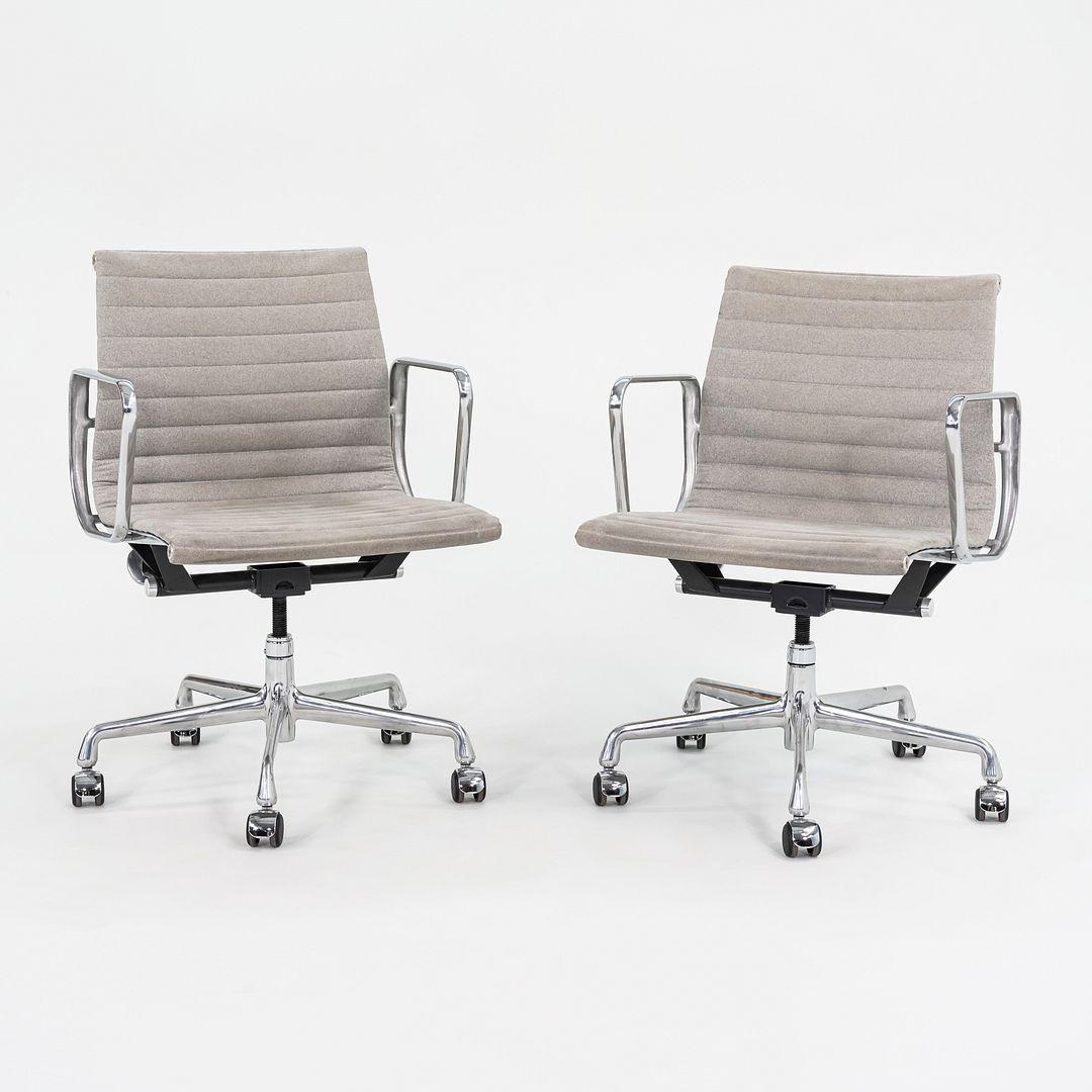 Questa è una sedia da scrivania Eames Group Management in alluminio, modello EA335, progettata inizialmente da Charles e Ray Eames per Herman Miller nel 1958. Questi esempi risalgono al 2008. Il design prevede una struttura in alluminio solida e