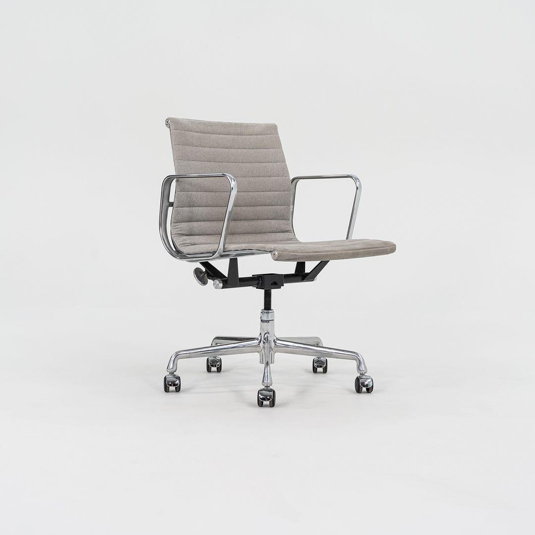 Moderno 2008 Herman Miller Eames Aluminum Management Desk Chair in tessuto di feltro maculato in vendita