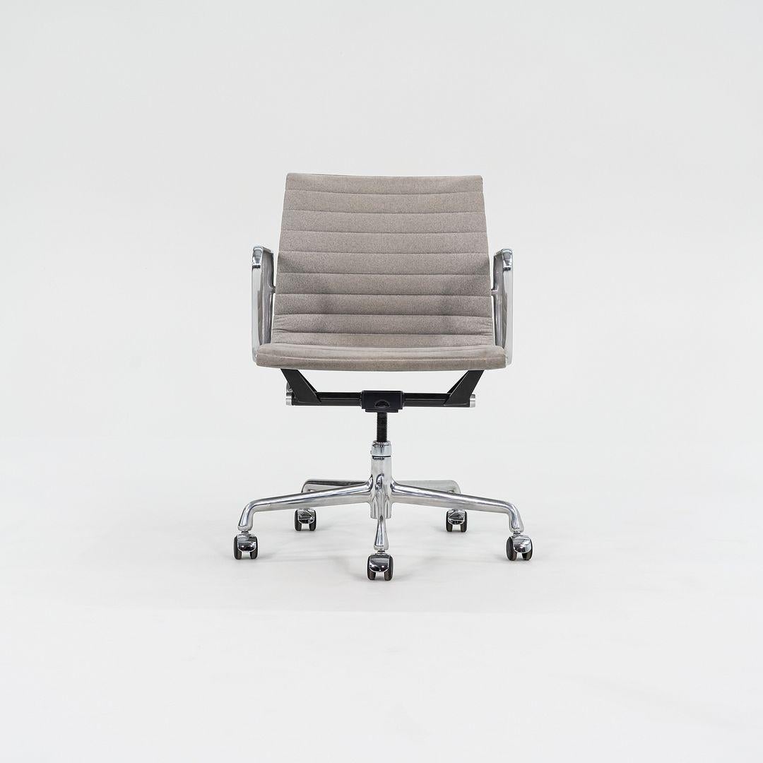 Americano 2008 Herman Miller Eames Aluminum Management Desk Chair in tessuto di feltro maculato in vendita