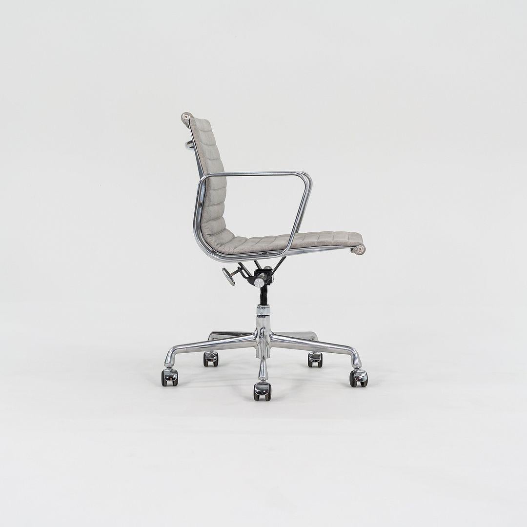 2008 Herman Miller Eames Aluminum Management Desk Chair in tessuto di feltro maculato In condizioni buone in vendita a Philadelphia, PA