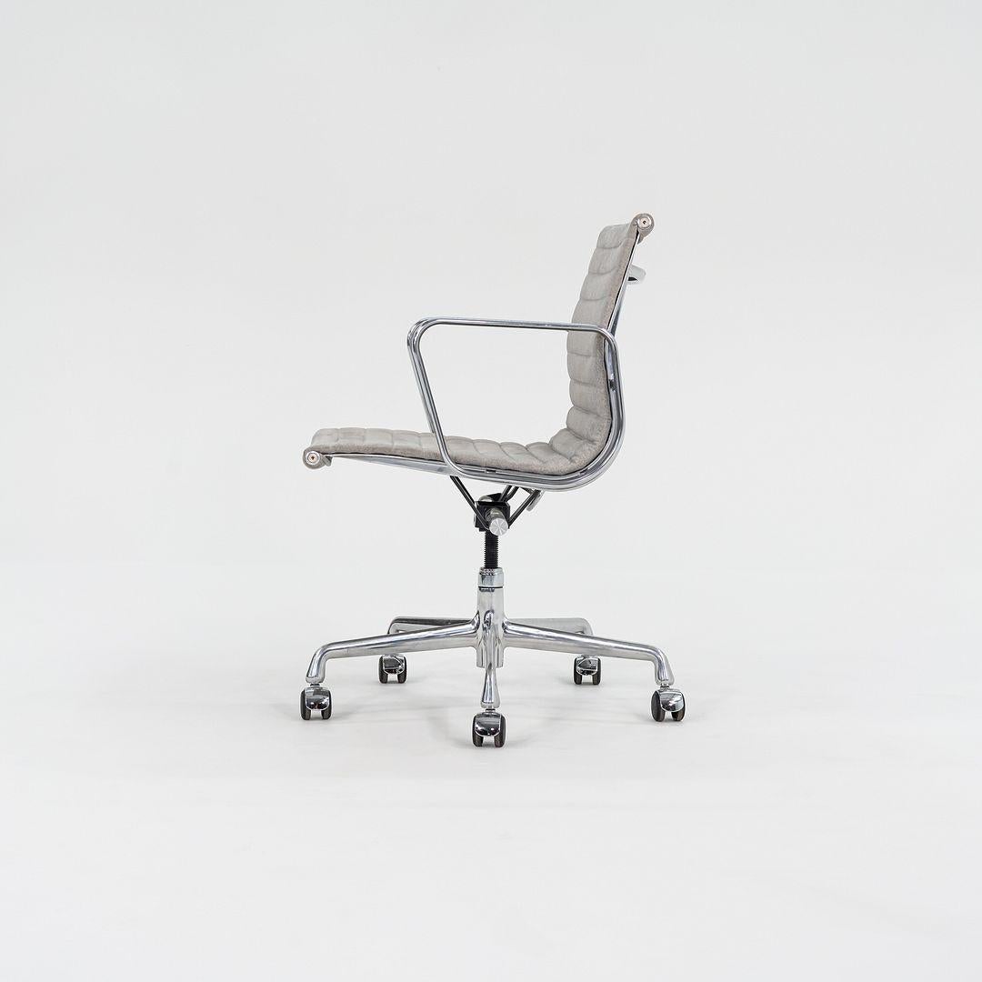 XXI secolo e contemporaneo 2008 Herman Miller Eames Aluminum Management Desk Chair in tessuto di feltro maculato in vendita