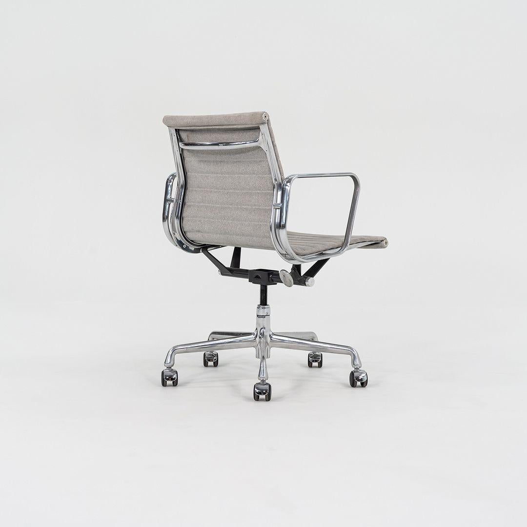 Tessuto 2008 Herman Miller Eames Aluminum Management Desk Chair in tessuto di feltro maculato in vendita
