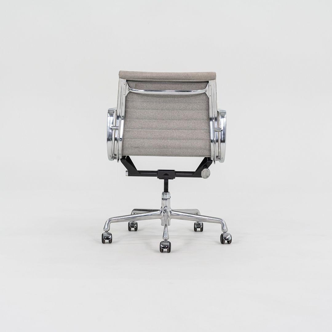 2008 Herman Miller Eames Aluminum Management Desk Chair in tessuto di feltro maculato in vendita 1