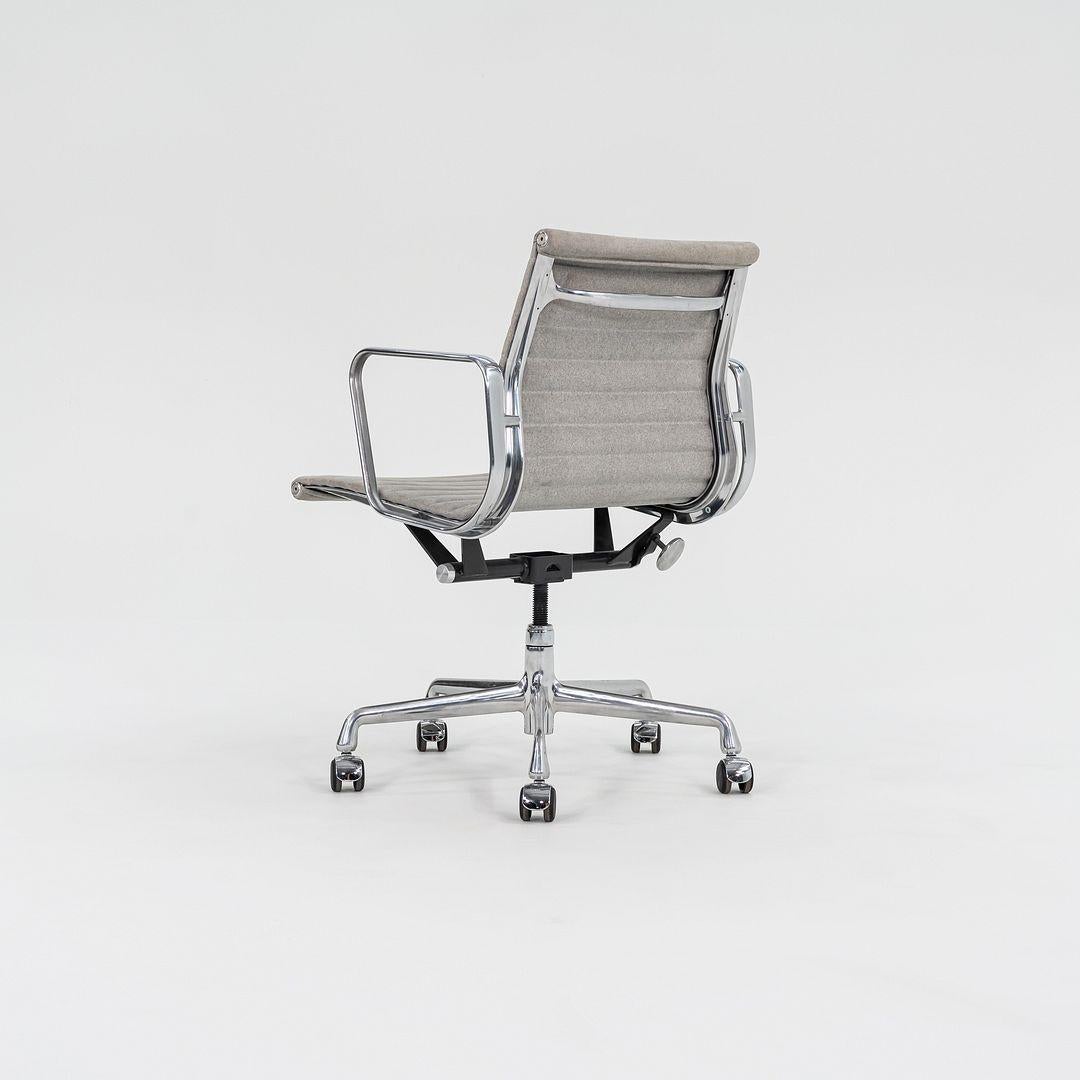 2008 Herman Miller Eames Aluminum Management Desk Chair in tessuto di feltro maculato in vendita 2
