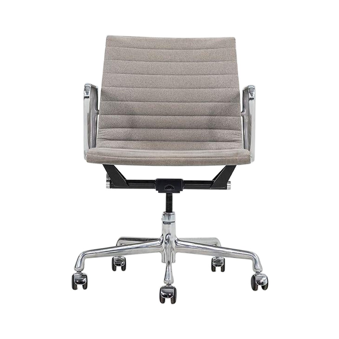 2008 Herman Miller Eames Aluminum Management Desk Chair in tessuto di feltro maculato