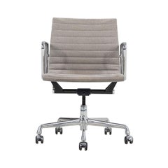 2008 Herman Miller Eames Aluminum Management Desk Chair in tessuto di feltro maculato