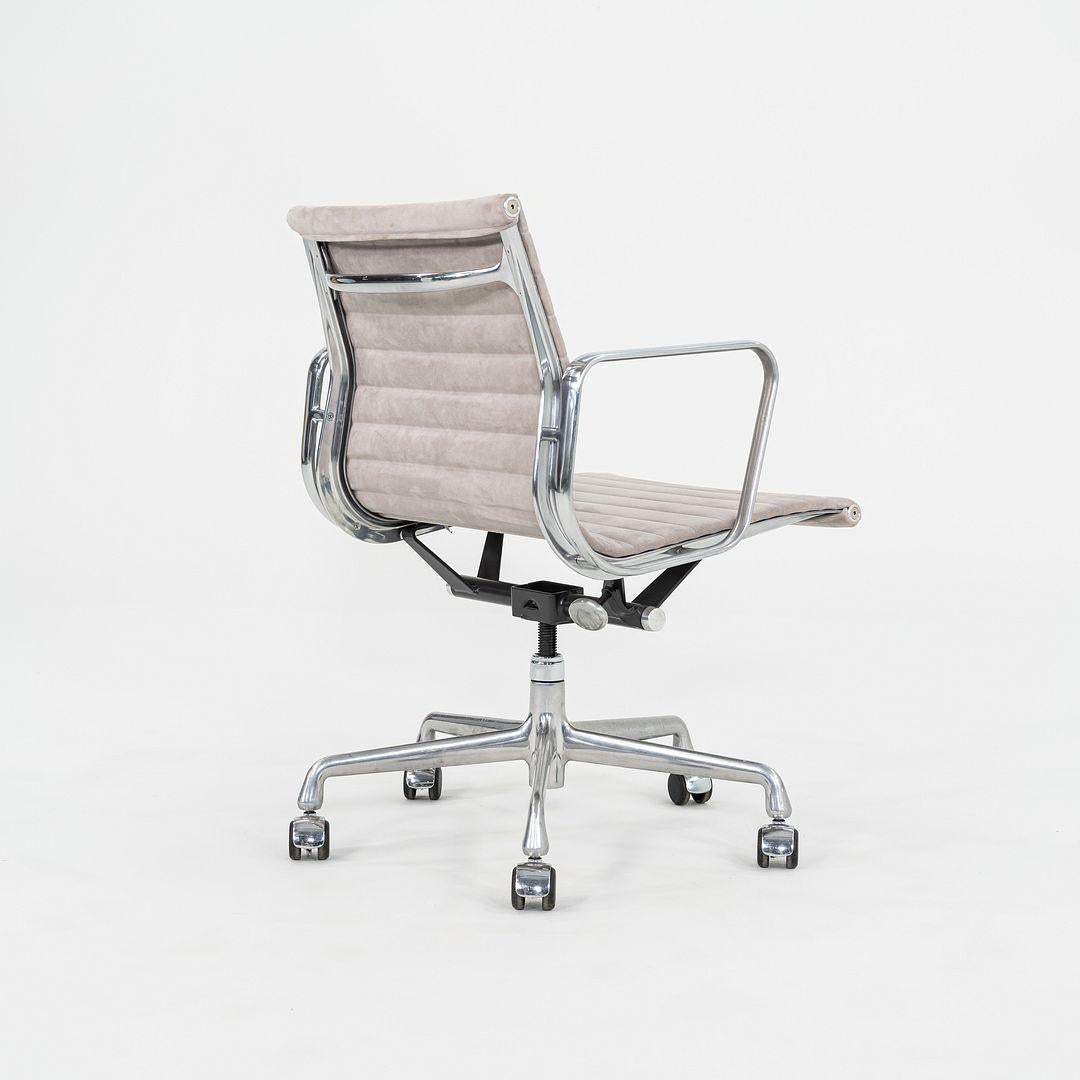 Americano 2008 Herman Miller Eames Sedia da scrivania in alluminio con seduta in camoscio grigiastro in vendita