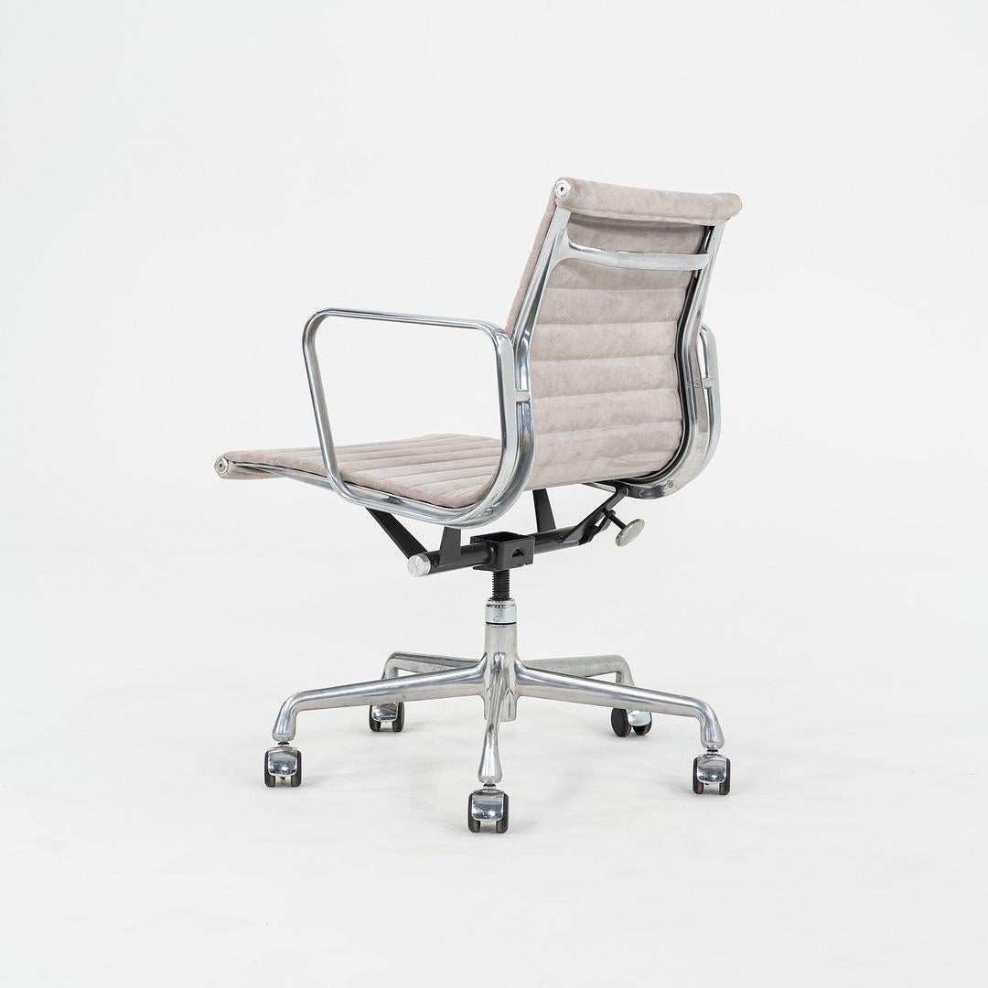 2008 Herman Miller Eames Sedia da scrivania in alluminio con seduta in camoscio grigiastro In condizioni buone in vendita a Philadelphia, PA