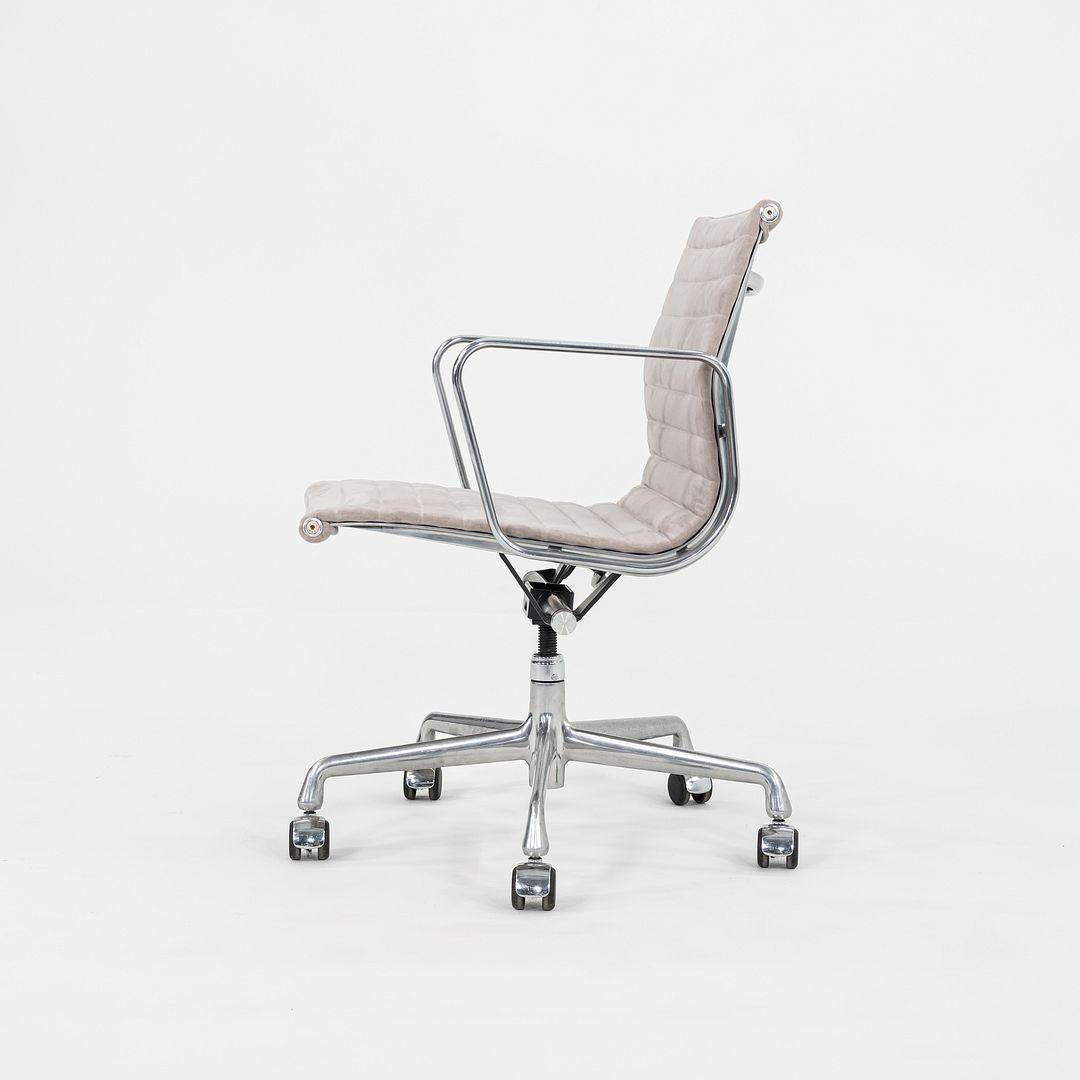 XXI secolo e contemporaneo 2008 Herman Miller Eames Sedia da scrivania in alluminio con seduta in camoscio grigiastro in vendita