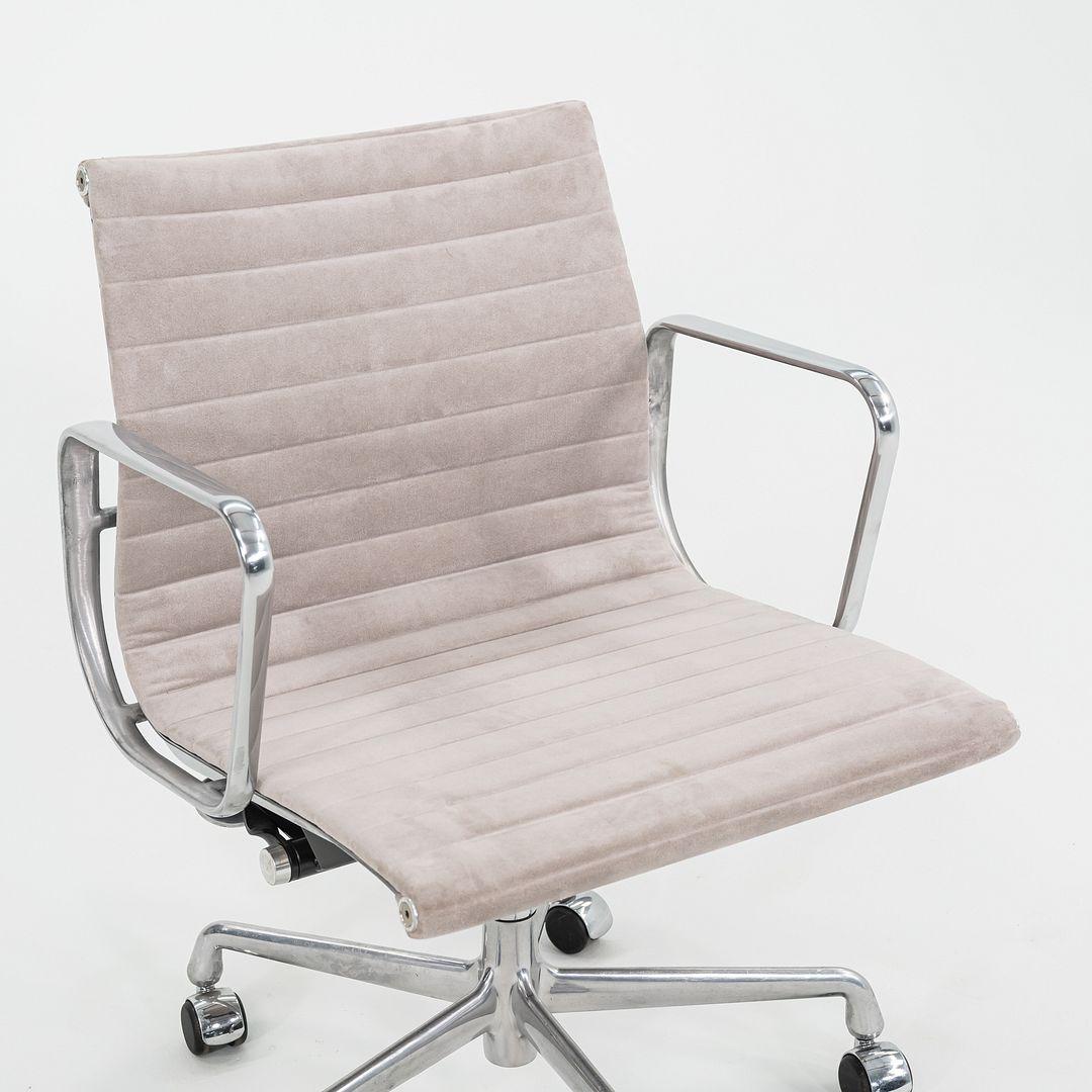 Pelle 2008 Herman Miller Eames Sedia da scrivania in alluminio con seduta in camoscio grigiastro in vendita