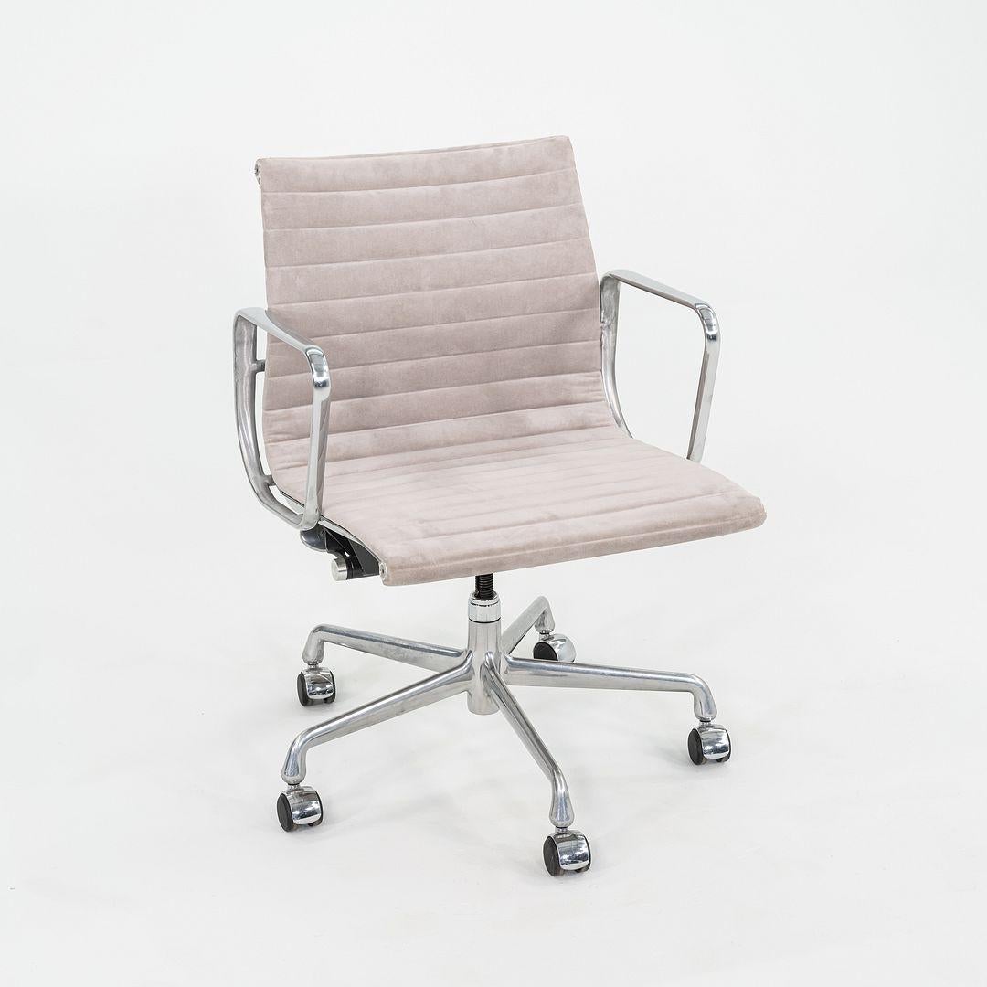 2008 Herman Miller Eames Sedia da scrivania in alluminio con seduta in camoscio grigiastro in vendita 1