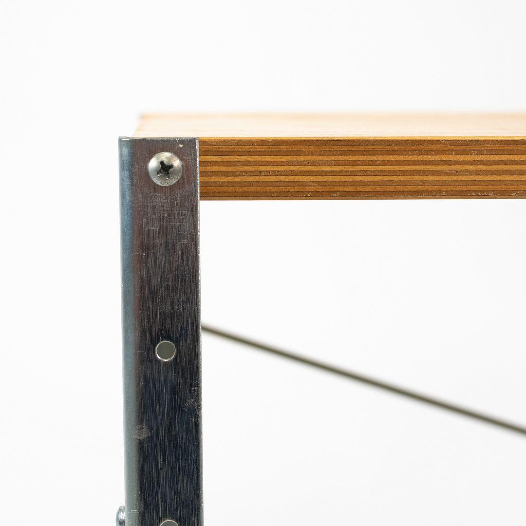 Il s'agit d'un ESU 1x1, conçu à l'origine par Ray et Charles Eames en 1950. Cet exemplaire particulier a été produit par Herman Miller aux Etats-Unis C.C. 2008. Le meuble de rangement est composé d'étagères en contreplaqué moulé, de supports en