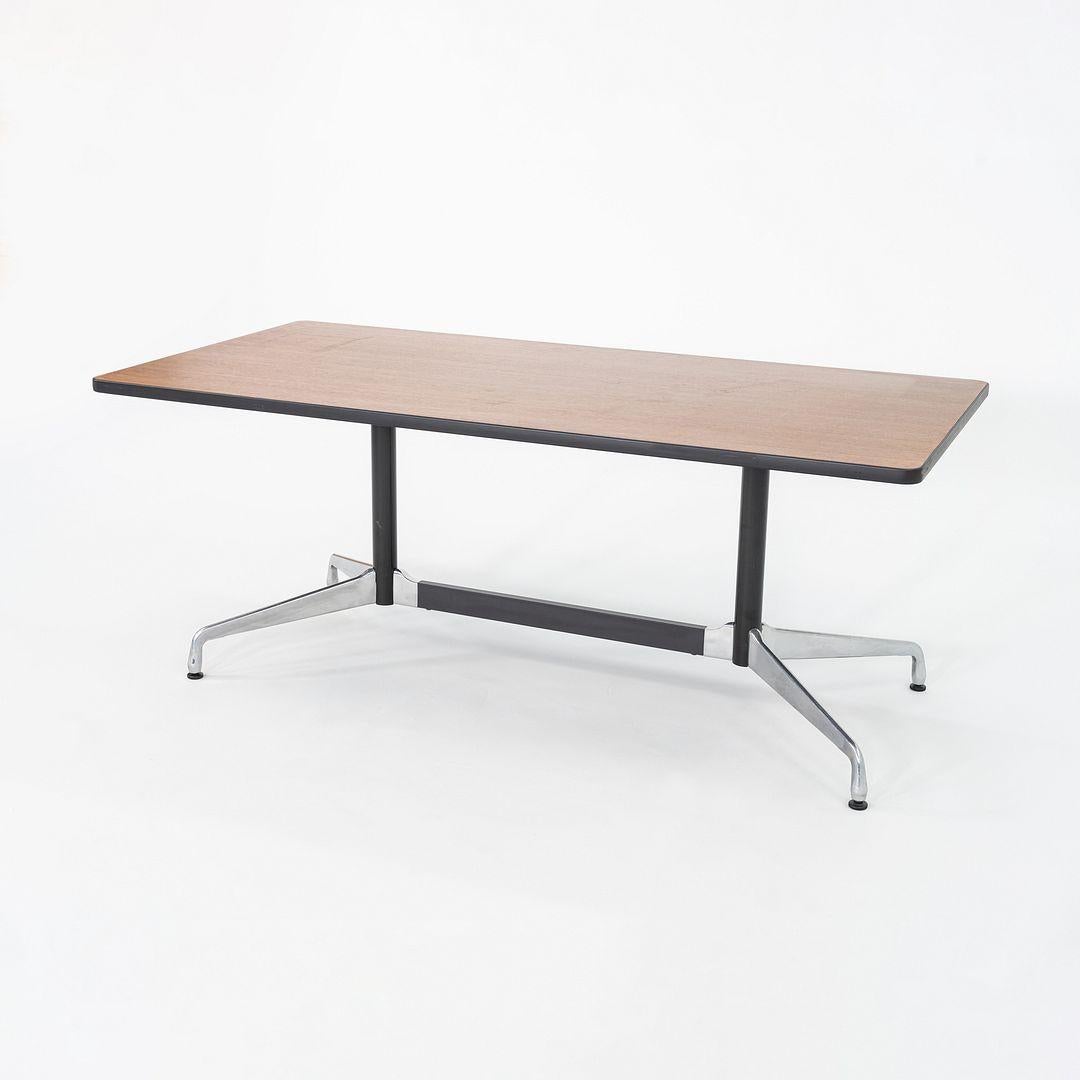 Se trata de una Mesa de comedor de conferencia segmentada, modelo ET143, diseñada inicialmente por Ray y Charles Eames para Herman Miller en 1964. Estas piezas datan del año 2008. Tienen un tablero rectangular de roble oscuro con bases segmentadas