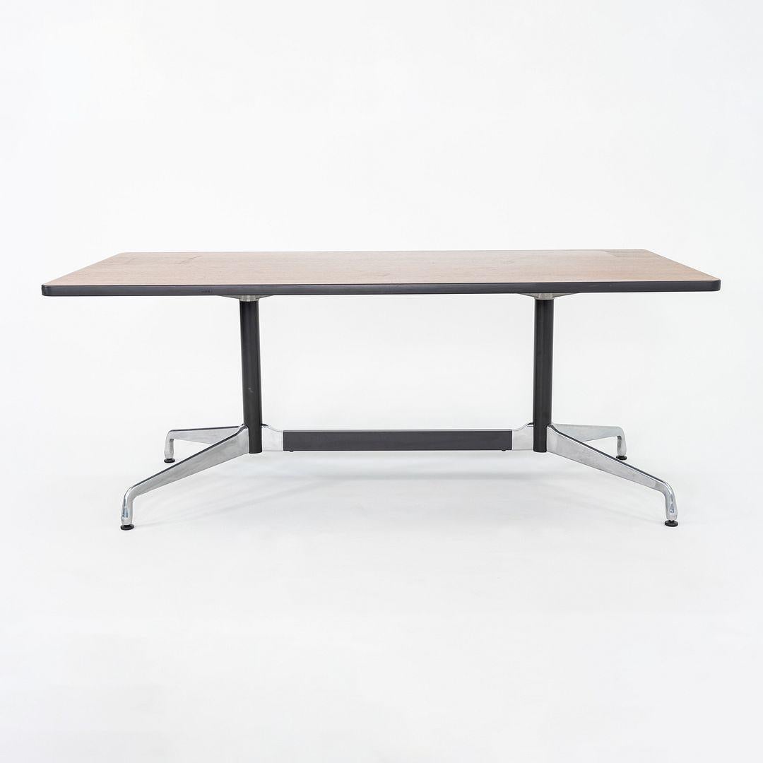 2008 Herman Miller Mesa de comedor segmentada Eames / Mesa de conferencias en roble oscuro Moderno en venta