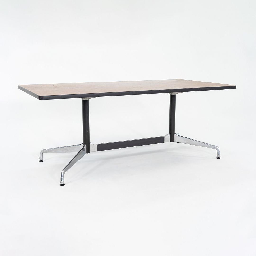2008 Herman Miller Mesa de comedor segmentada Eames / Mesa de conferencias en roble oscuro en Bueno estado para la venta en Philadelphia, PA