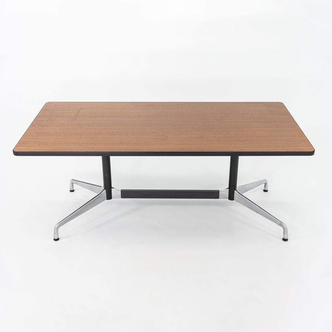 2008 Herman Miller Mesa de comedor segmentada Eames / Mesa de conferencias en roble oscuro Roble en venta