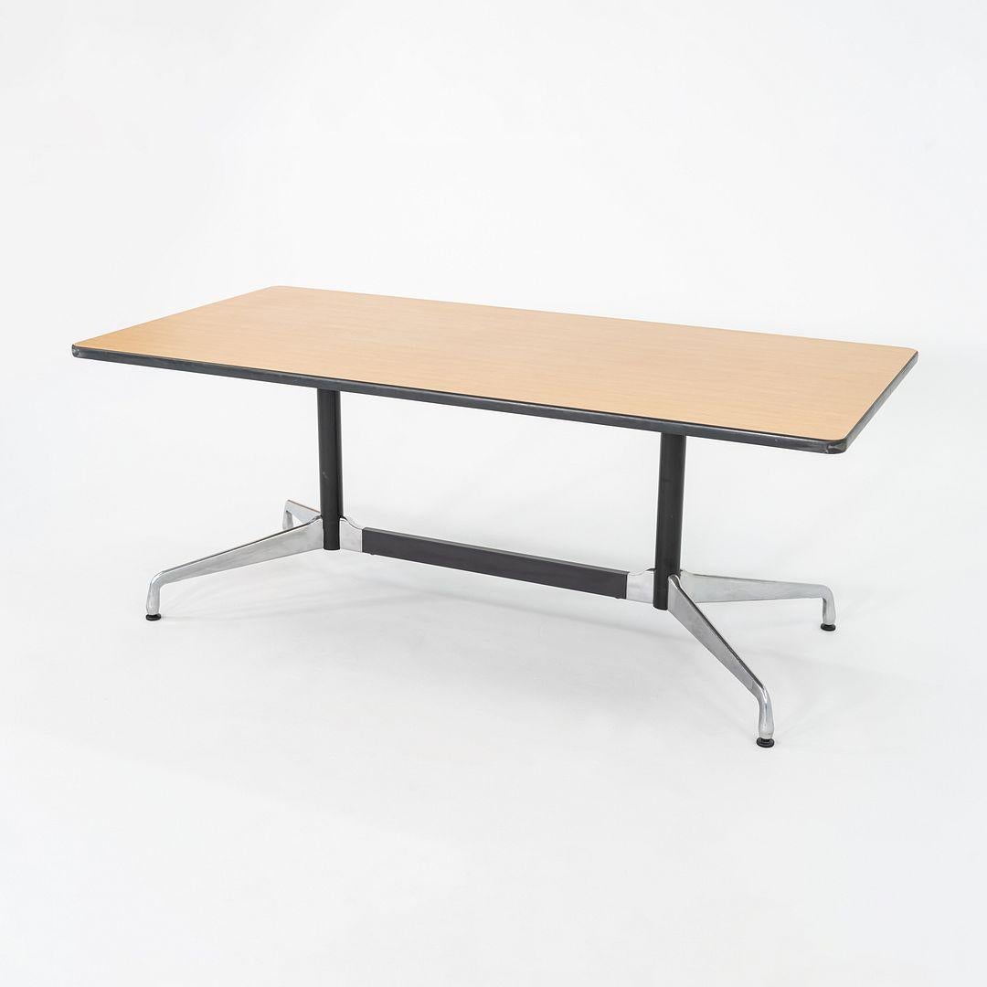 Se trata de una Mesa de comedor de conferencia segmentada, modelo ET143, diseñada inicialmente por Ray y Charles Eames para Herman Miller en 1964. Estas piezas datan del año 2008. Tienen un tablero rectangular de roble claro con bases segmentadas de