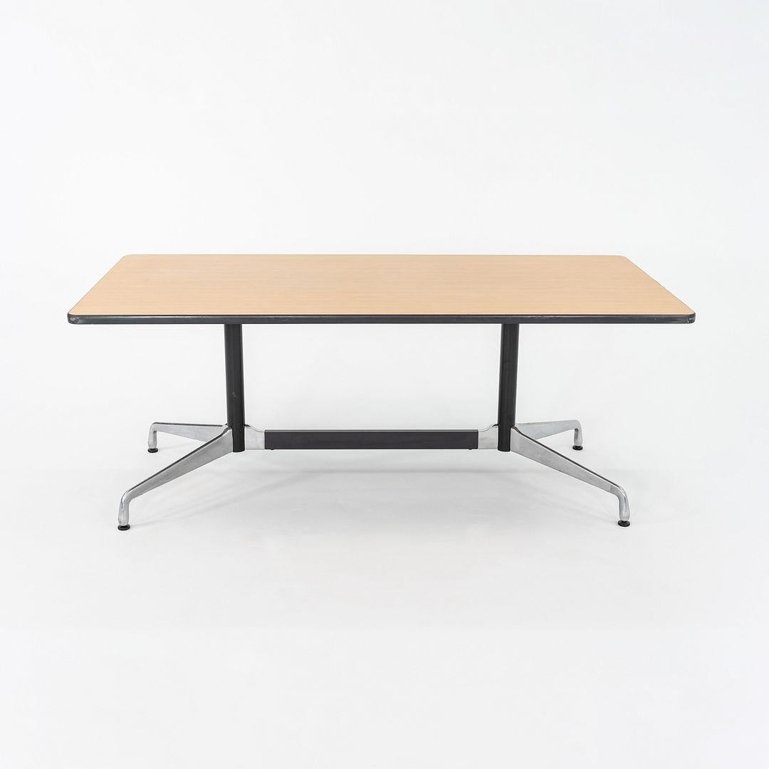 2008 Herman Miller Mesa de comedor segmentada Eames / Mesa de conferencias en roble claro Estadounidense en venta