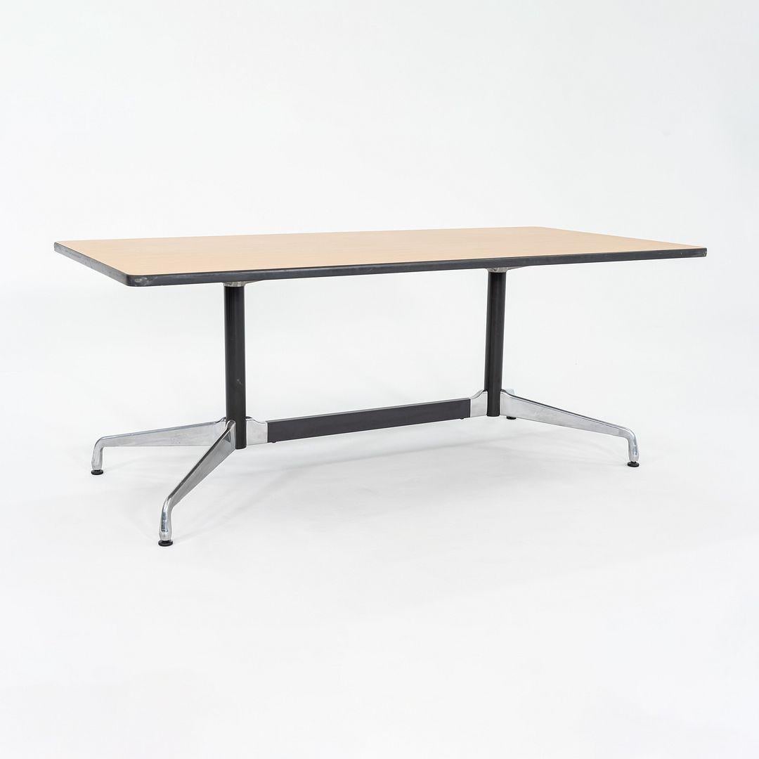 2008 Herman Miller Mesa de comedor segmentada Eames / Mesa de conferencias en roble claro en Bueno estado para la venta en Philadelphia, PA