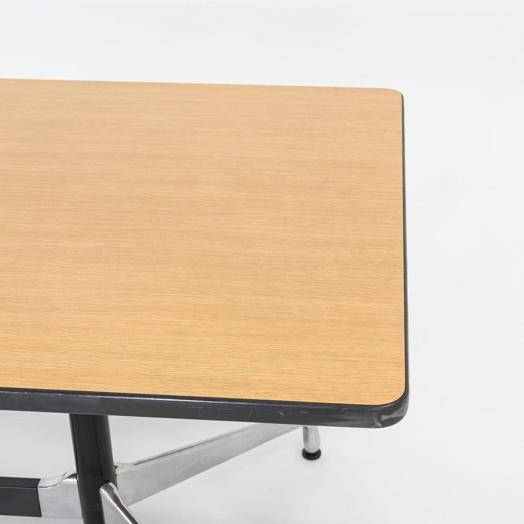 2008 Herman Miller Mesa de comedor segmentada Eames / Mesa de conferencias en roble claro Siglo XXI y contemporáneo en venta