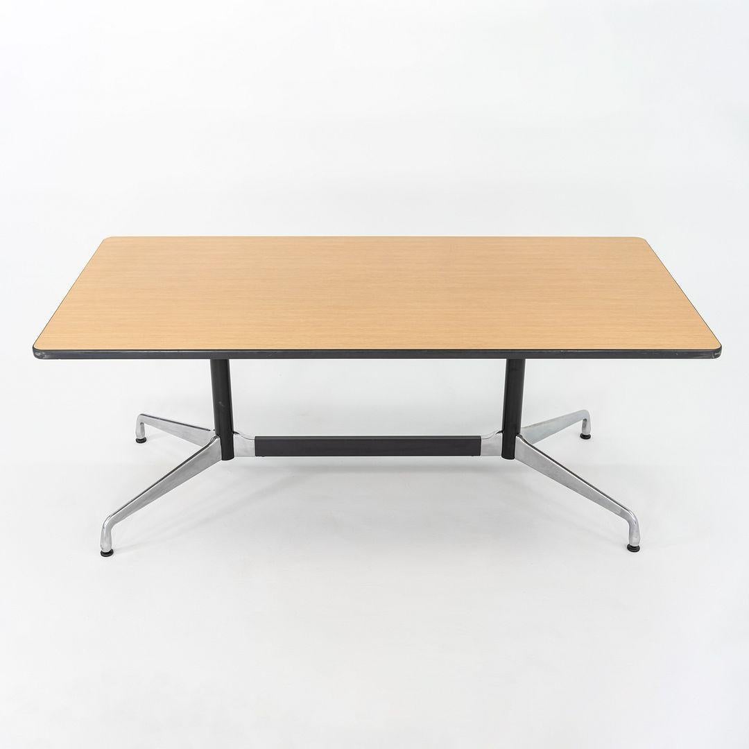 2008 Herman Miller Mesa de comedor segmentada Eames / Mesa de conferencias en roble claro Roble en venta