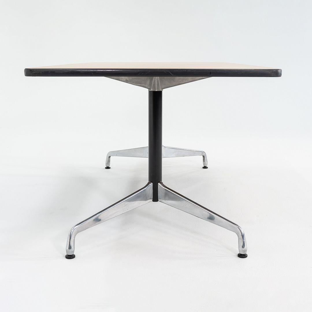 2008 Herman Miller Mesa de comedor segmentada Eames / Mesa de conferencias en roble claro en venta 1
