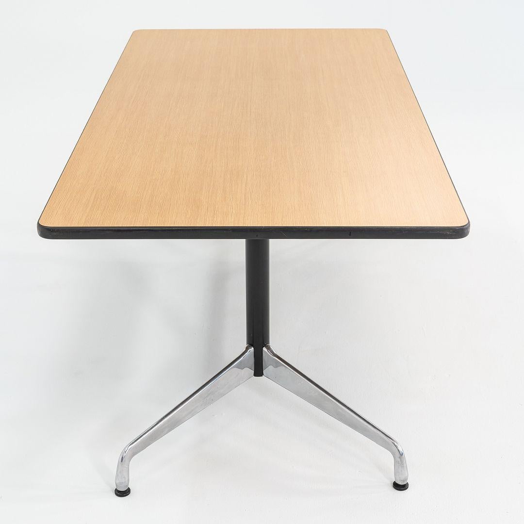 2008 Herman Miller Mesa de comedor segmentada Eames / Mesa de conferencias en roble claro en venta 2