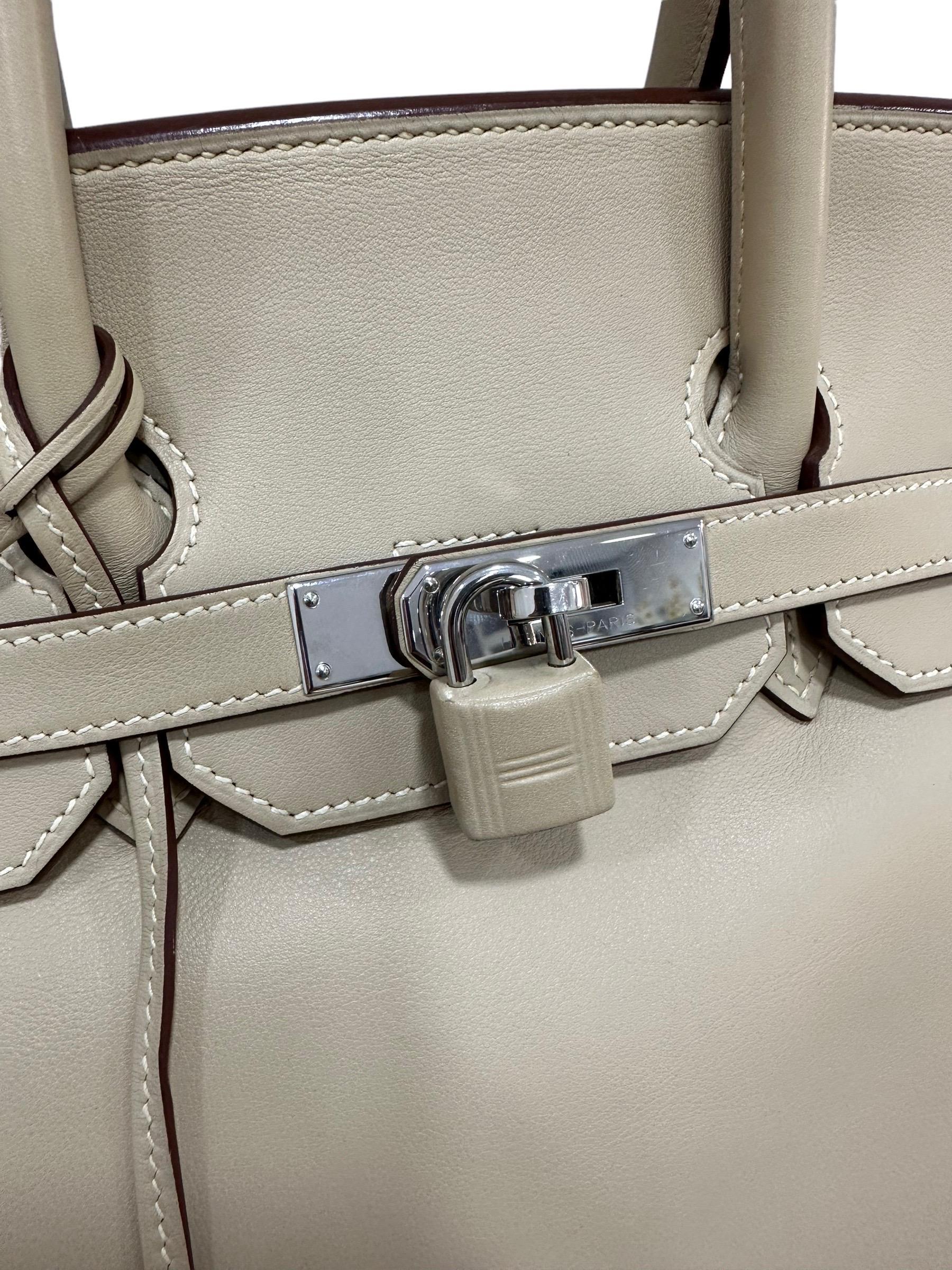 Iconic Hermès bag, Birkin model size 35, made in Trench-colored Hevercalf leather with silver hardware. The bag has a front flap equipped with a twist lock with two side bands. Equipped with a double rigid leather handle to wear it comfortably by