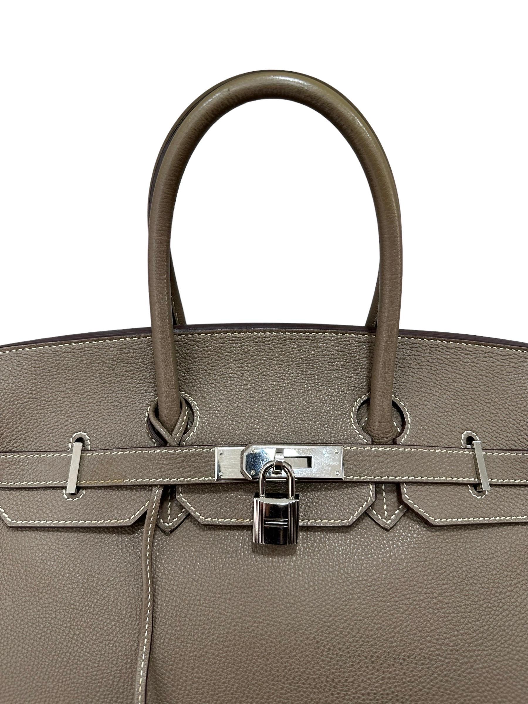 Hermès handbag, Birkin model, size 35, made in toundra-colored togo leather with silver hardware. Equipped with the classic flap with interlocking closure and buckle. Complete with padlock with clochette and keys. Internally lined in leather, very