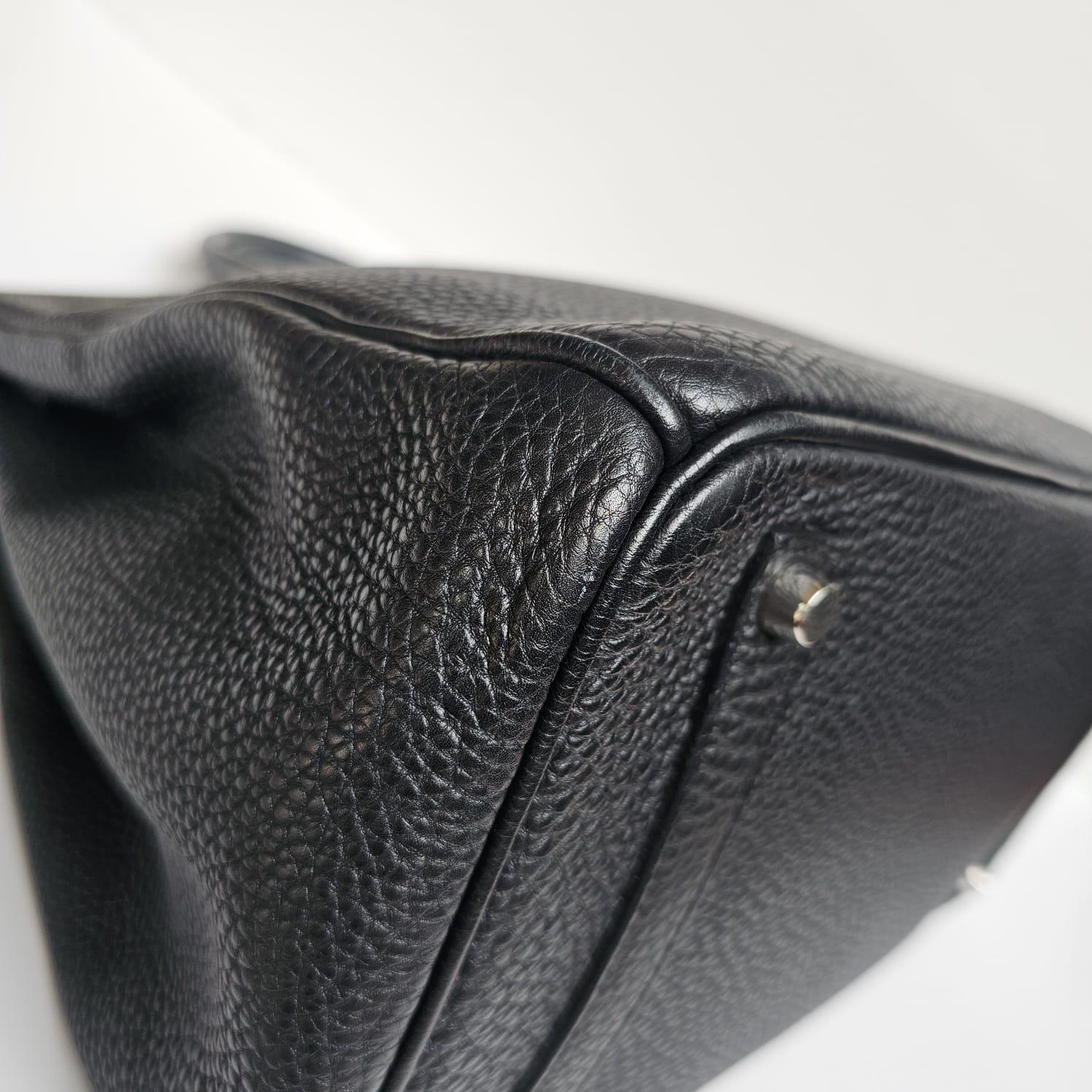 Classic birkin 35 in black togo leather with palladium hardware. Minor rubbing on the corners and on the handle’s piping. Minor tarnishing on the hardware. Stamp square L (2008). Comes with its tools and dust bag.