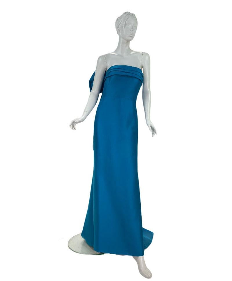 OSCAR DE LA RENTA

This stunning gown has a lot of history. Penelope and Natalia wore it on the red carpet.

Also, it was photographed by Annie Leibovitz for Vogue.

Very rare and highly collectible.

Size 8

Color: Blue

Shell: 93% Cotton, 7%