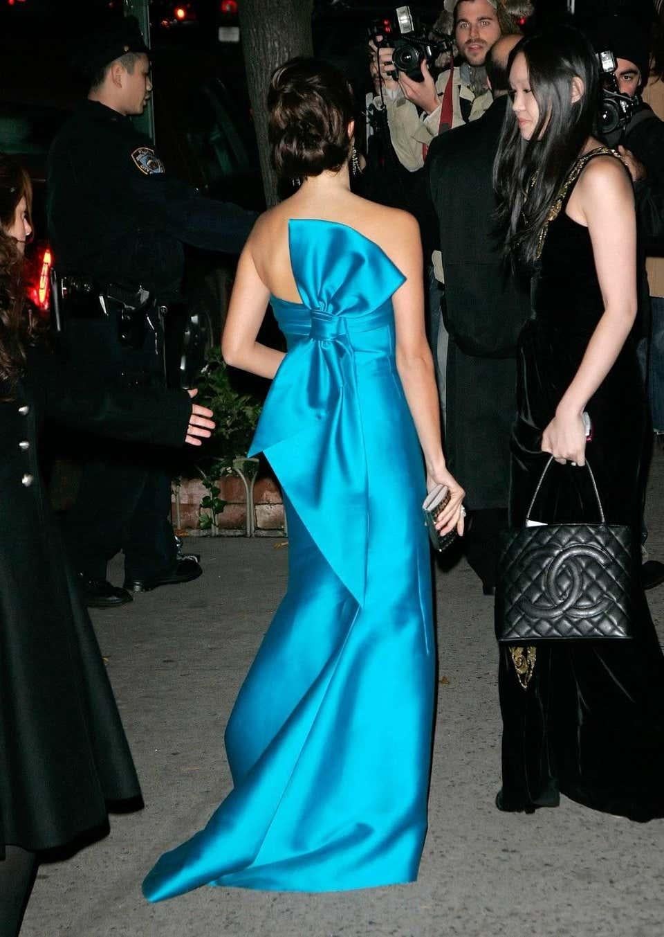 2008 ICONIC OSCAR DE LA RENTA BLUE STRAPLESS GOWN with BOW 1