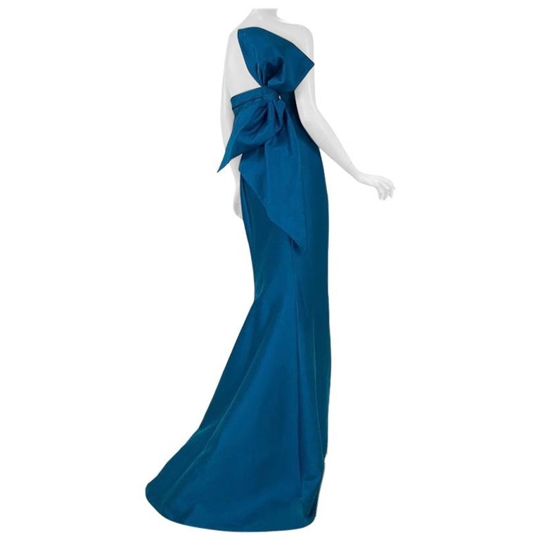 2008 ICONIC OSCAR DE LA RENTA BLUE STRAPLESS GOWN with BOW at 1stDibs