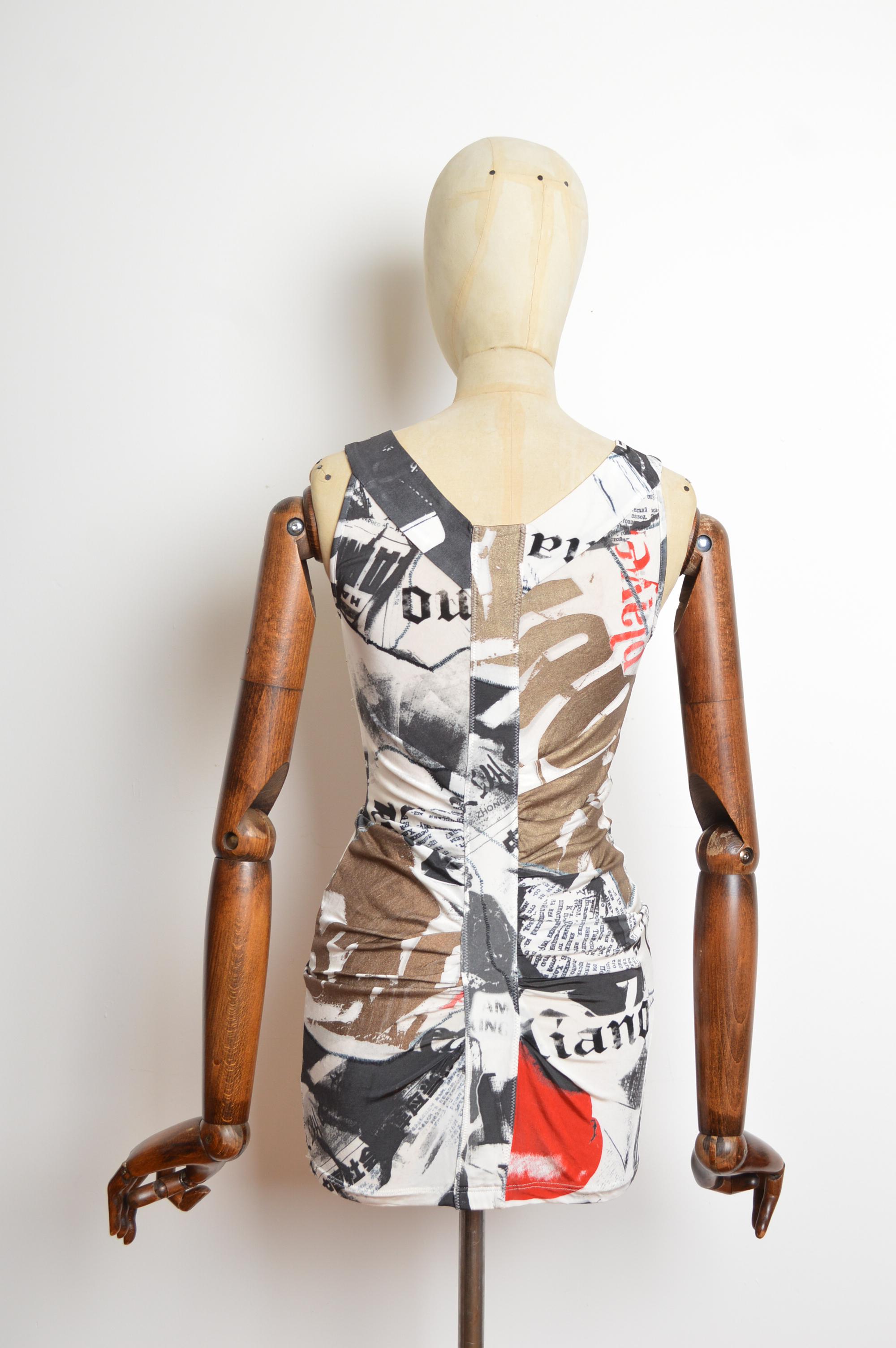 2008 John Galliano Tabloid Print Drapiertes Cocktailkleid mit Zeitungsmotiven im Angebot 7