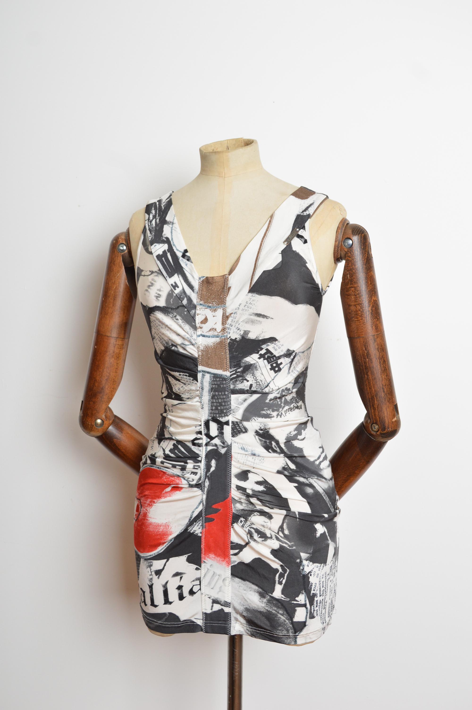 2008 John Galliano Tabloid Print Drapiertes Cocktailkleid mit Zeitungsmotiven (Beige) im Angebot