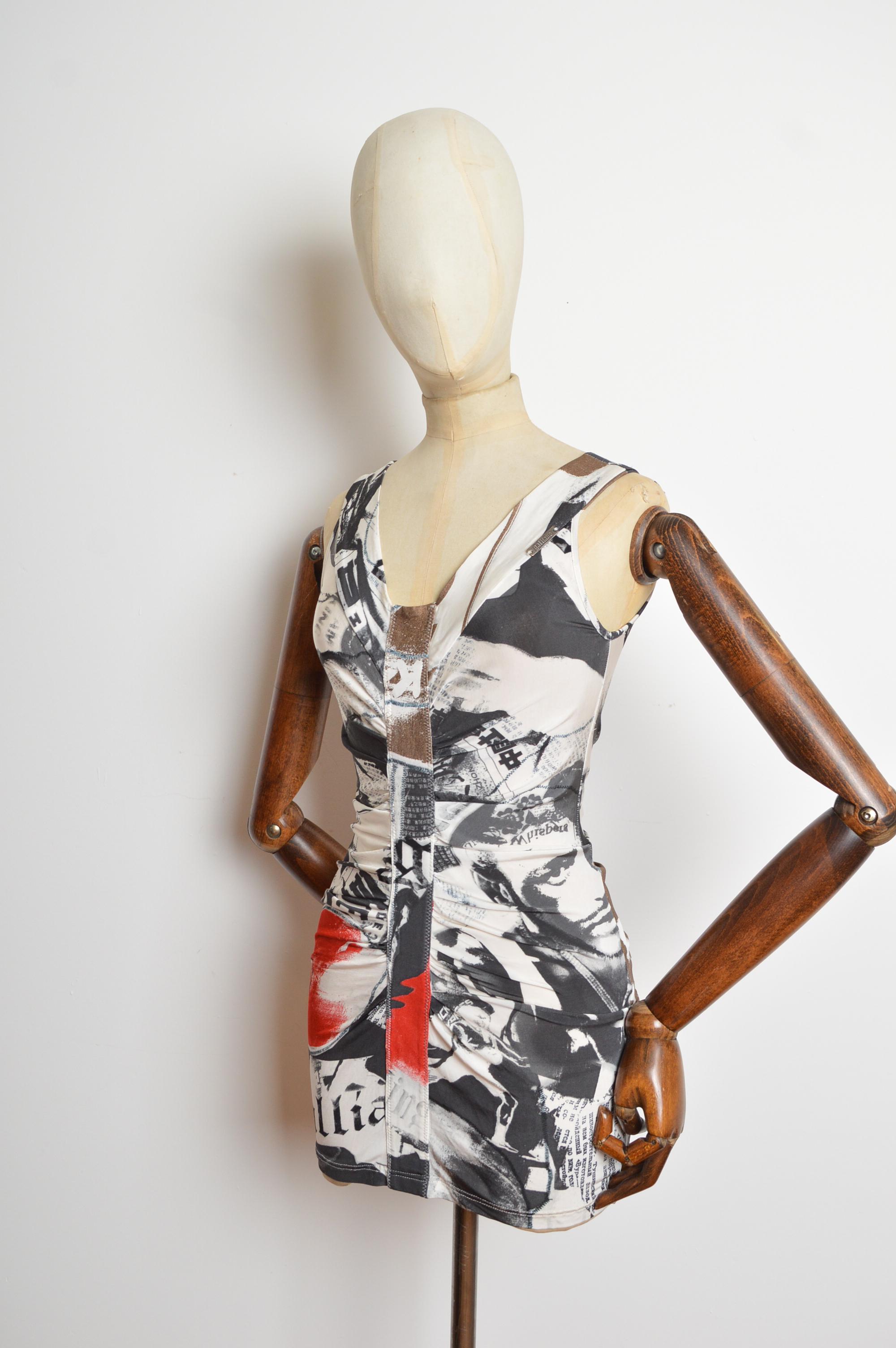 2008 John Galliano Tabloid Print Drapiertes Cocktailkleid mit Zeitungsmotiven im Zustand „Gut“ im Angebot in Sheffield, GB
