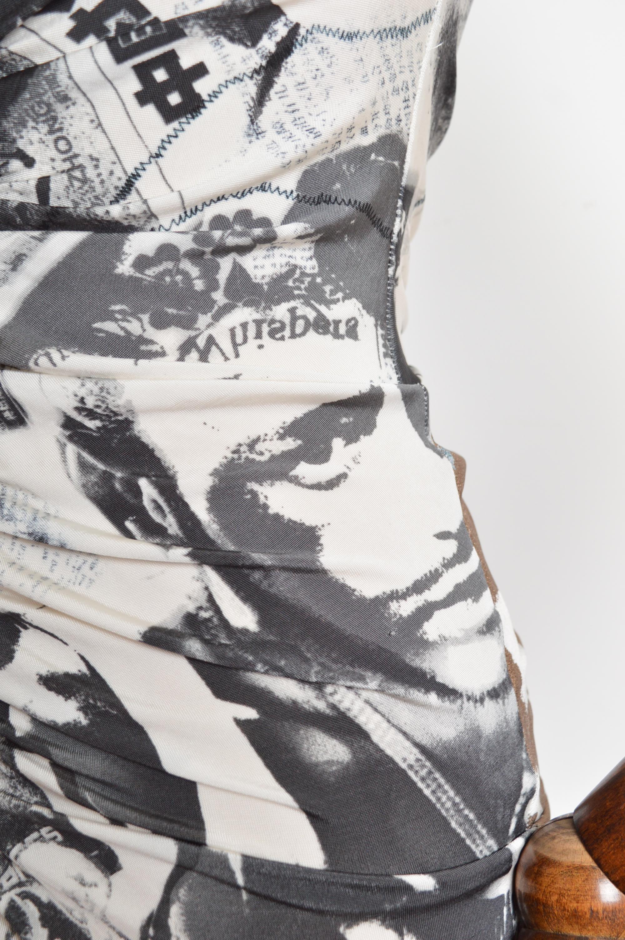 2008 John Galliano Tabloid Print Drapiertes Cocktailkleid mit Zeitungsmotiven im Angebot 1