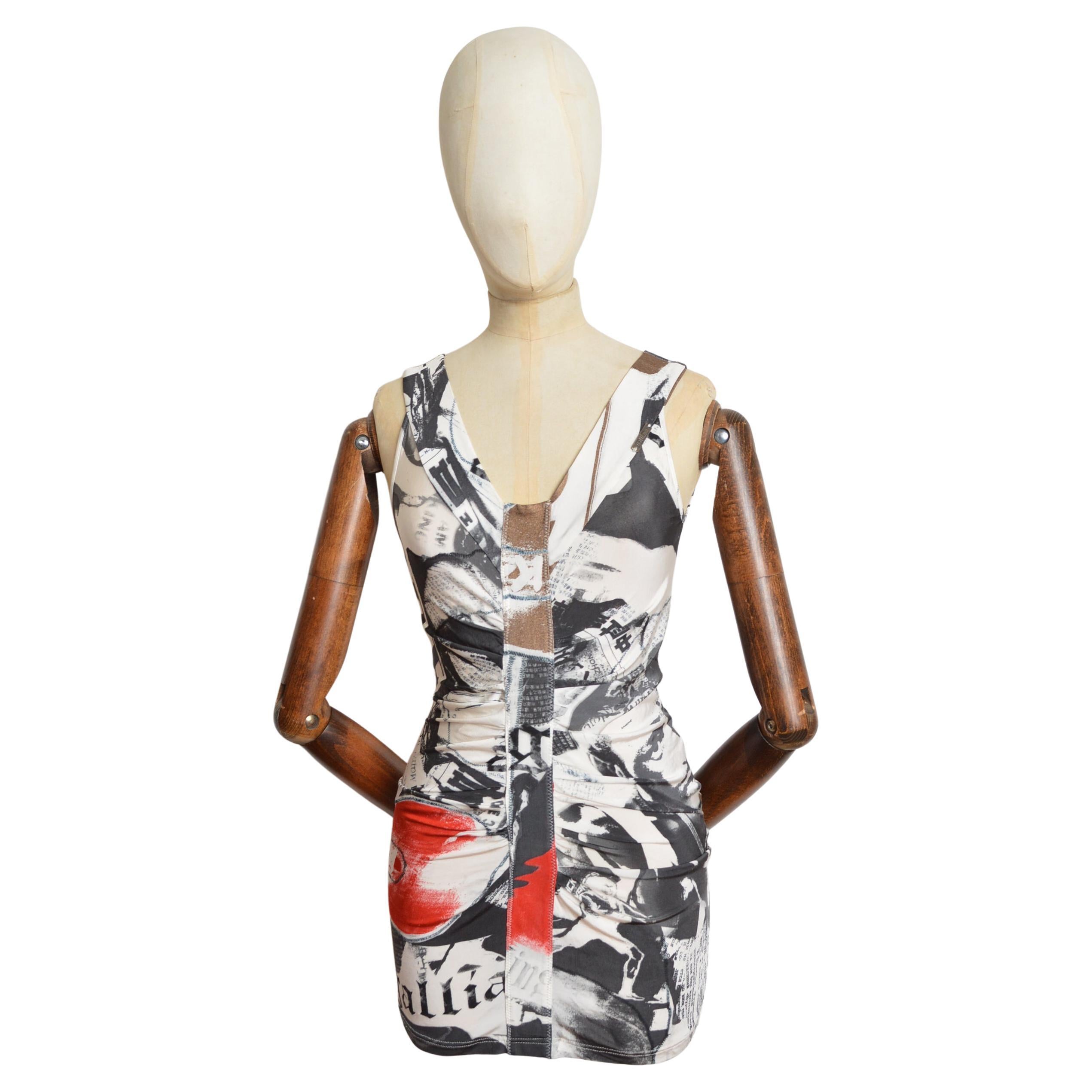 2008 John Galliano Tabloid Print Drapiertes Cocktailkleid mit Zeitungsmotiven